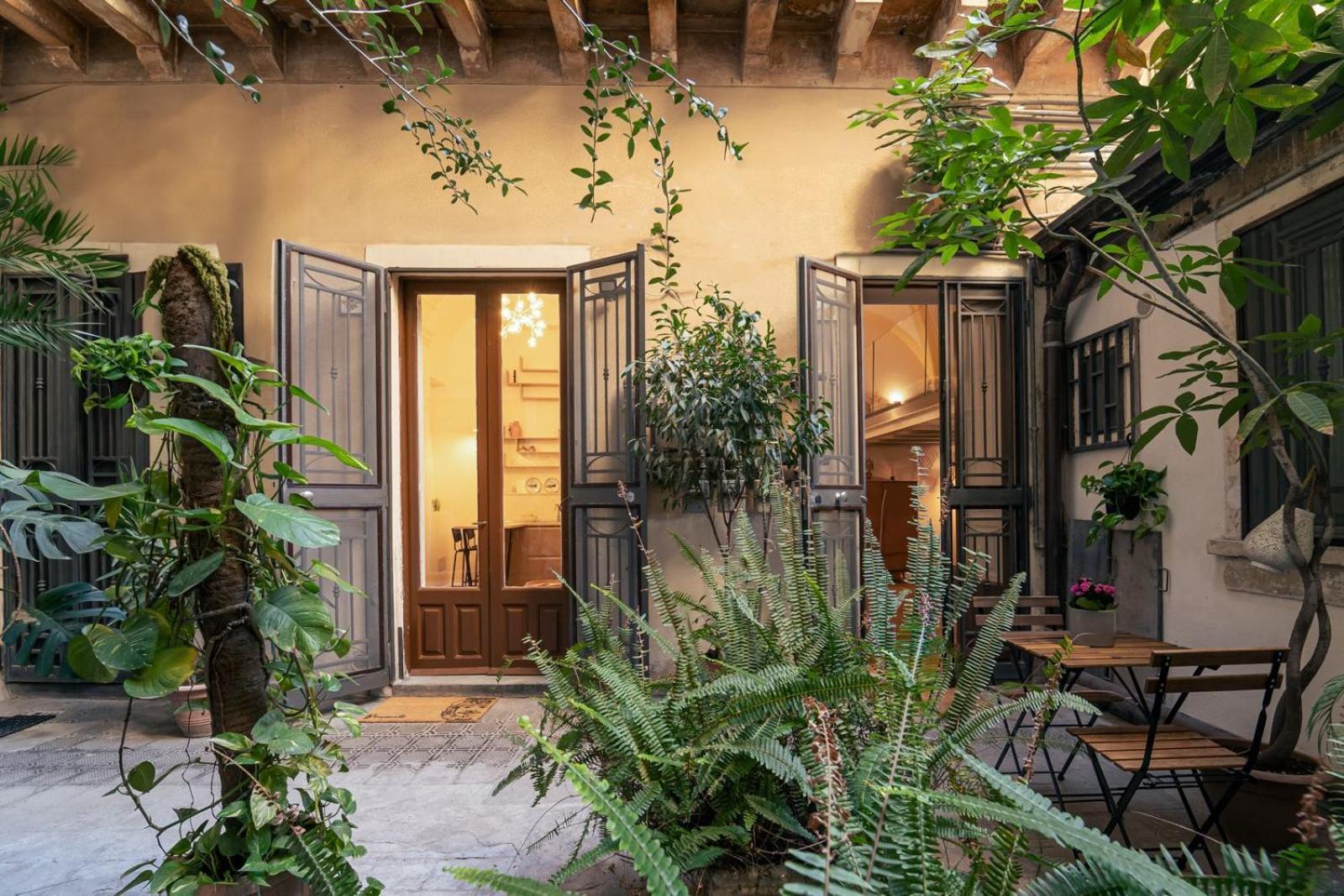 Elegant Design Apartment In Historical City Center Catania Luaran gambar